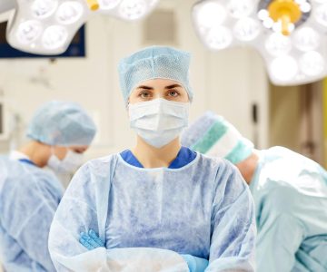 Enfermera en pabellón quirúrgico aplicando protocolos de seguridad del paciente durante procedimiento intraoperatorio