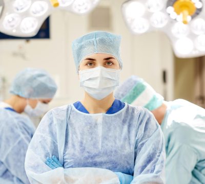 Enfermera en pabellón quirúrgico aplicando protocolos de seguridad del paciente durante procedimiento intraoperatorio